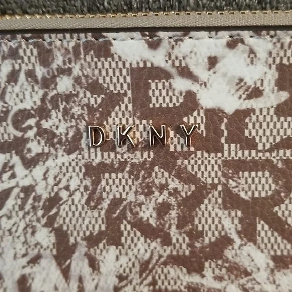 Nwt DKNY medium brown graffiti wristlet. Retails $78 - Picture 3 of 8